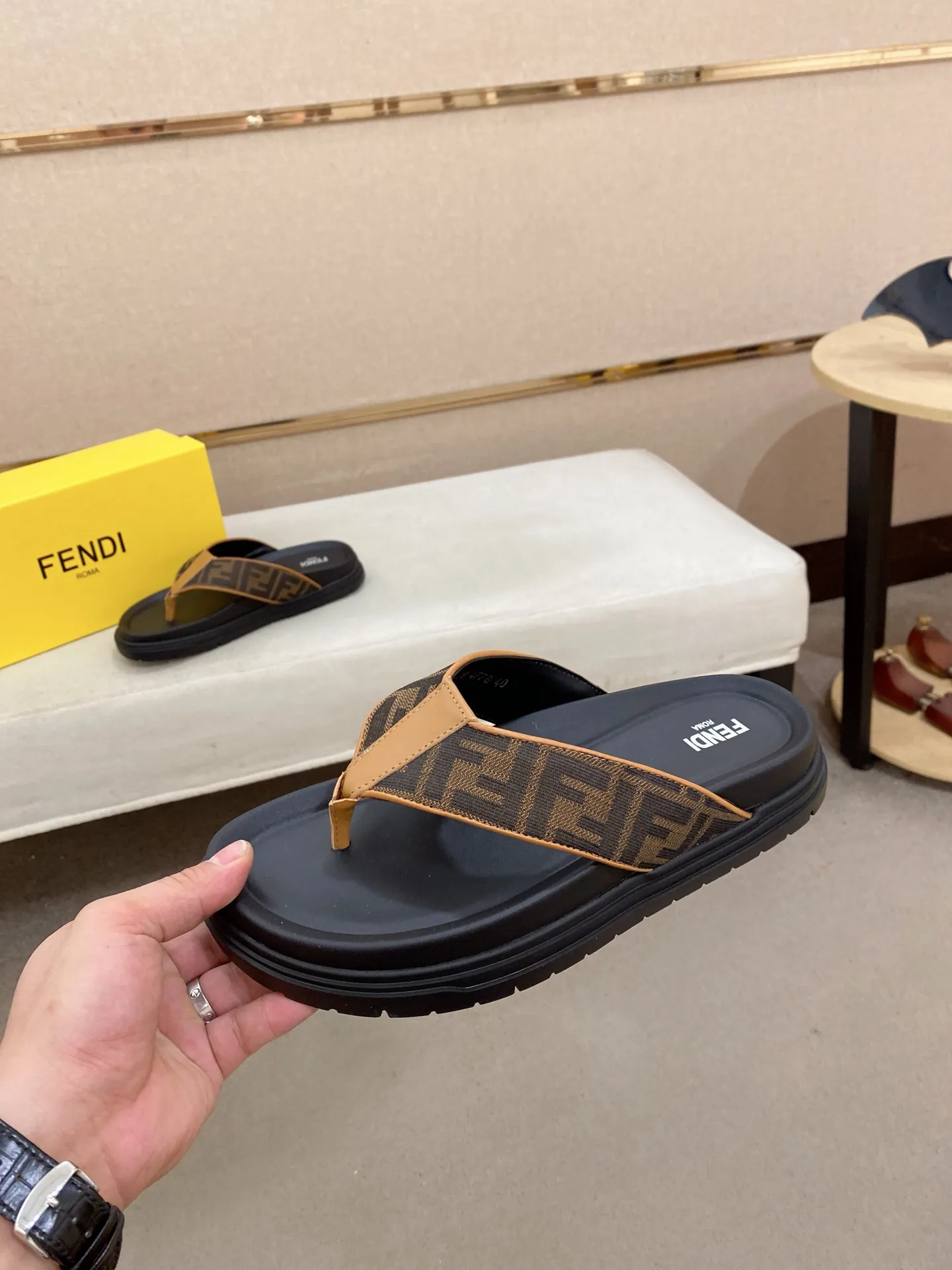 Factory price: 320💰 [Fendi Slippers] High-end brand of men's shoes, official website 1:1 latest masterpiece: original mold customization, the fabric is made of imported original materials, upgraded outsole, lighter and non-slip. The market's top quality, simple yet tasteful, a must-have for fashionistas, fashionable at your feet, full of confidence, the same style at the counter 👍The season of summer slippers is here. Code: 38-44 (45 is custom-made and cannot be returned or exchanged)